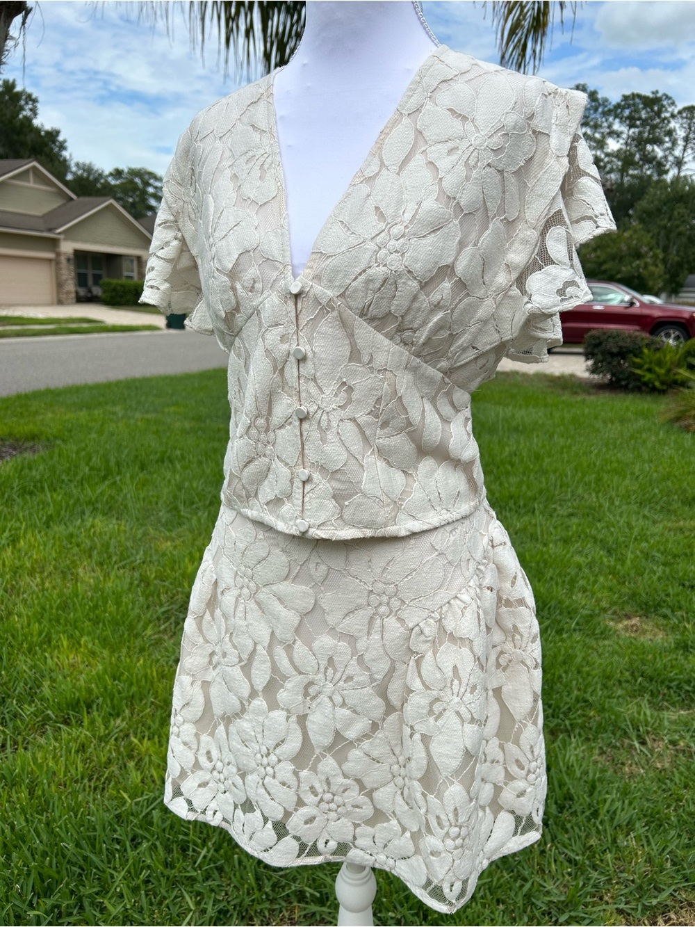 NWT🌷EXPRESS Lace Floral V-Neck Flutter Sleeve Top & Mini Skirt - Picture 4 of 15